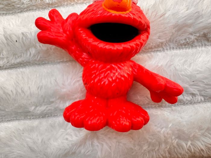 Sesame Street Workshop Waving Elmo Monster Red approx. 6.5 cm. Figure Hasbro Damaged Used Please see photos