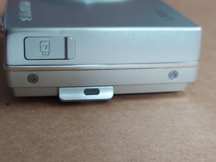 Samsung L100 Digital Camera, 8.1 Megapixels, No Battery or Memory Card, in excellent cosmetic condition, being sold for parts or repair