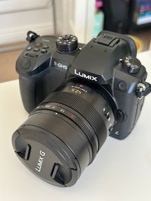 Panasonic Lumix GH5 + Leica 42.5mm f/1.2