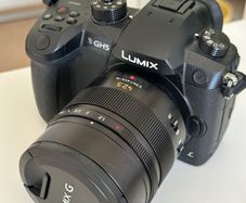 Panasonic Lumix GH5 + Leica 42.5mm f/1.2