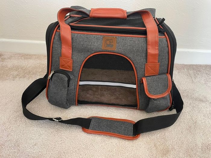 Pet carrier bag