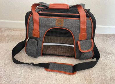 Pet carrier bag