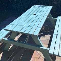 Picnic table