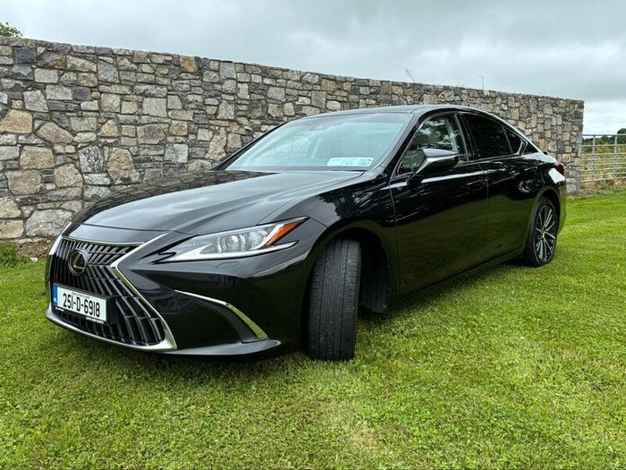 Lexus ES300h 2025