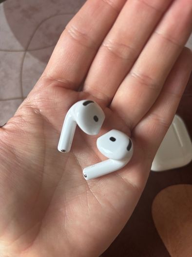 AirPods 4, like brand new only used couple times