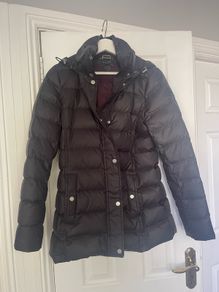 womens tommy hilfiger puffer jacket features a black quilted design with silver buttons