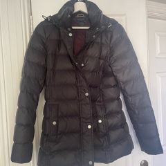 womens tommy hilfiger puffer jacket features a black quilted design with silver buttons