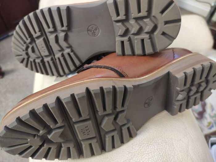 BE NATURAL leather shoes size 3-4