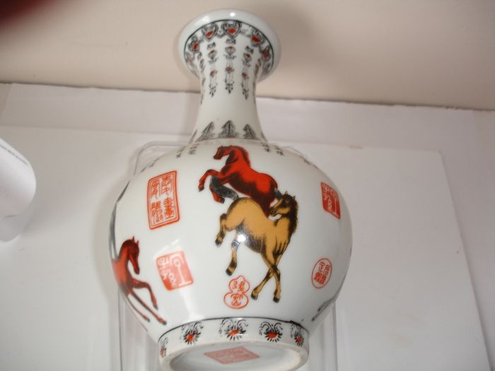Chinese Vase Map of Eight Horses of Wang Mu Qianlong Mark