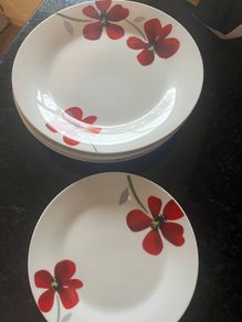 4 Dinner Plates & 3 Side Plates