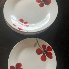 4 Dinner Plates & 3 Side Plates