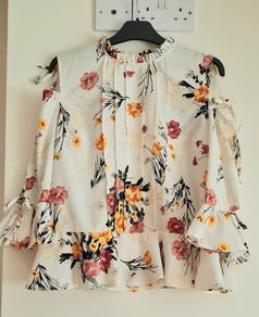 Floral top, Cut-out Shoulder