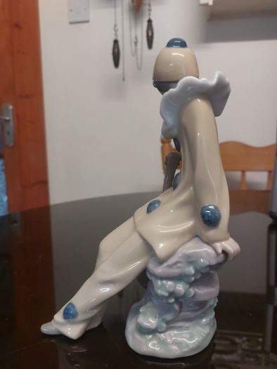 Nao by Lladro Figurine ' Wandering minstrel ' clown with Mandolin (MD50)