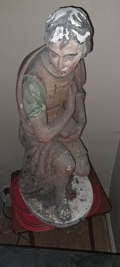 statue