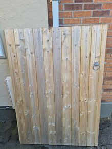 Side gate