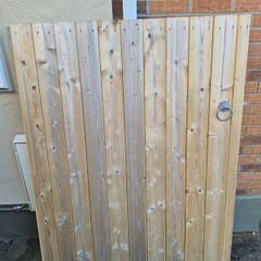 Side gate