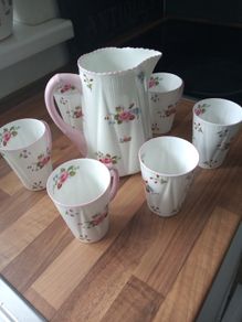 Shelley dainty rose and red daisy water jug and 6 beakers