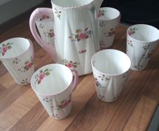 Shelley dainty rose and red daisy water jug and 6 beakers