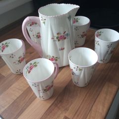 Shelley dainty rose and red daisy water jug and 6 beakers