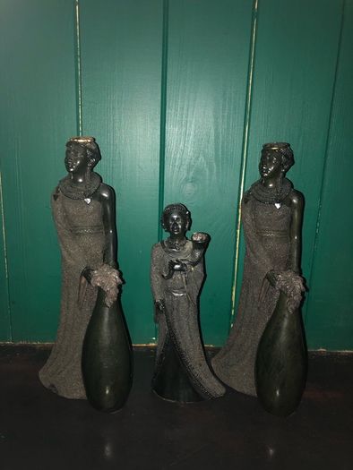 3 x African figures