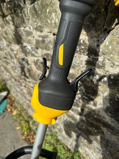 DEWALT Strimmer DCM561PBS-XJ 18V Brushless String Trimmer Bare Unit
