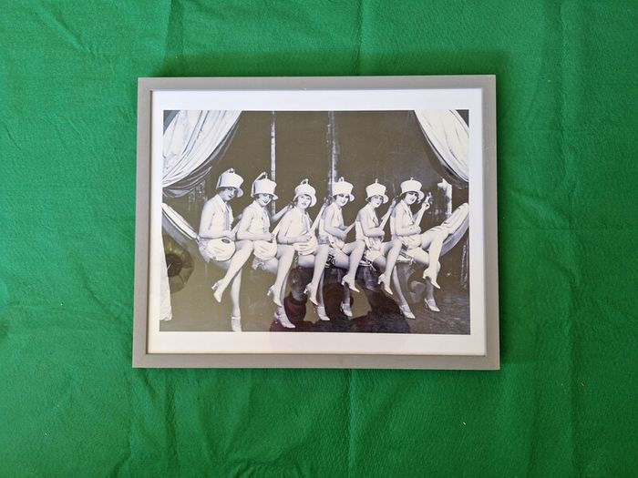 Lovely framed 1920s / 30st themed  print