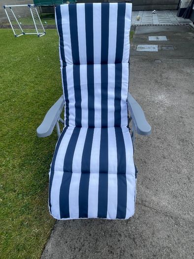 2 Sun loungers with navy and white cushion