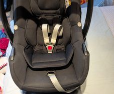 Maxi-Cosi Tinca infant car seat plus isofix base
