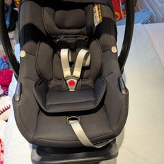 Maxi-Cosi Tinca infant car seat plus isofix base