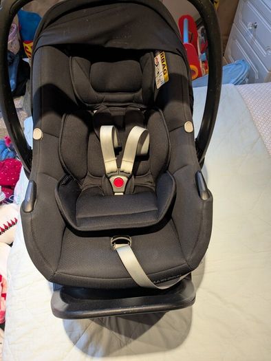 Maxi-Cosi Tinca infant car seat plus isofix base