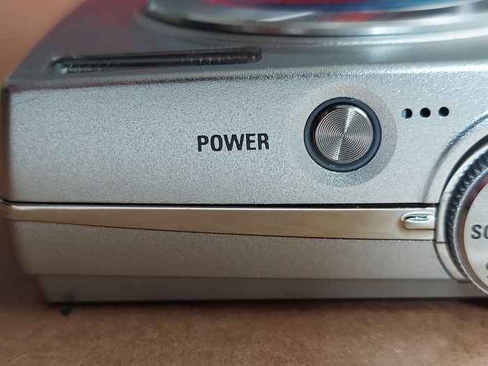 Samsung L100 Digital Camera, 8.1 Megapixels, No Battery or Memory Card, in excellent cosmetic condition, being sold for parts or repair