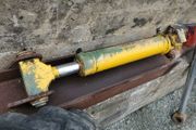Hydraulic ram
