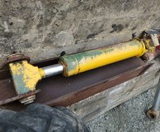 Hydraulic ram