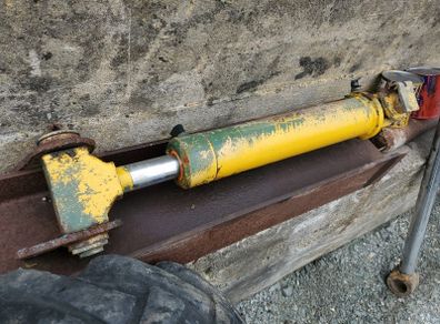 Hydraulic ram