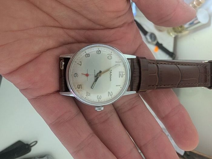 Alton men's wristwatch with mechanical hand winding.
