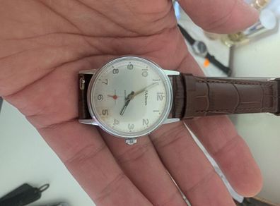 Alton men's wristwatch with mechanical hand winding.