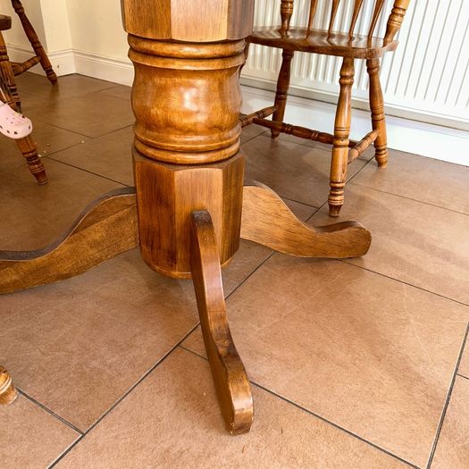 Extendable Mahogany table with 6 chairs
