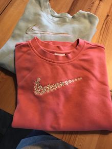 Nike crewneck sweatshirts  size medium 137cm-146cm