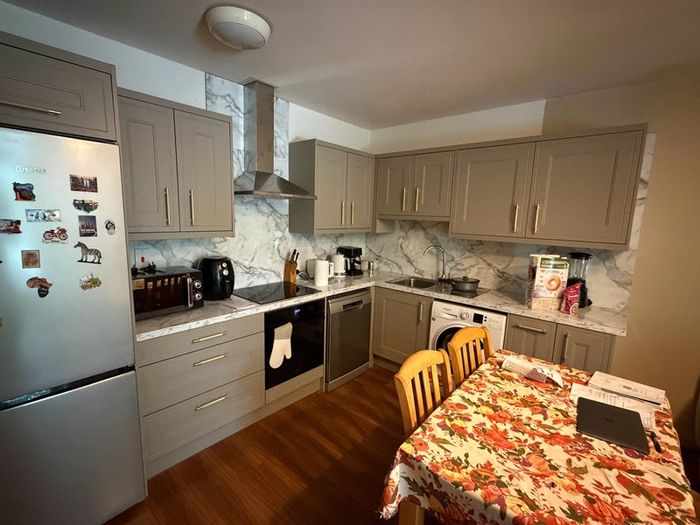 Carpenter Handyman kitchen fitter Flat pack specialist