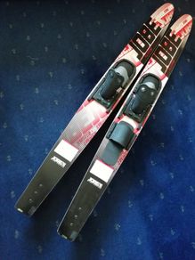 Waterskis