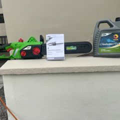 Chainsaw and chainsaw oil