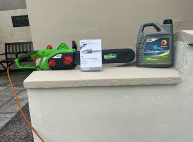 Chainsaw and chainsaw oil