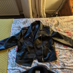 Ladies leather jacket worn only once, in perfect condition
