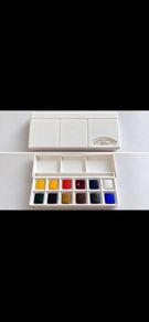 Winsor & Newton watercolour paint set with 12 colours in a compact folding palette.