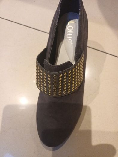 Lotus Shoes.   Size: 7. New- No Tag.