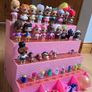 A lot of L.O.L. Surprise dolls with accessories and a doll podium. Image 4