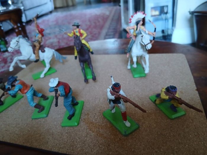 Britains Deetail Cowboys and Indians,vintage