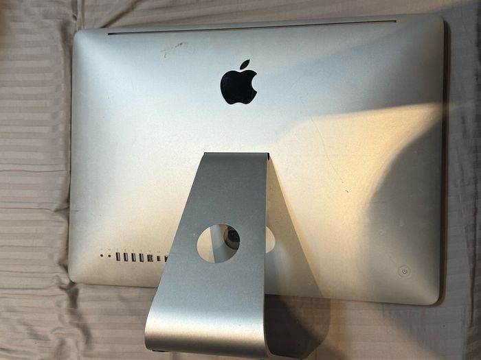 Apple iMac 21.5 inch Late 2009 - needs hard drive/OS - spares/repair