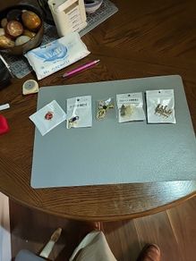 Collection of brooches new 10e each