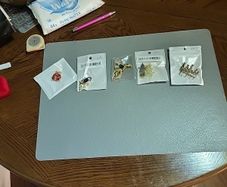 Collection of brooches new 10e each